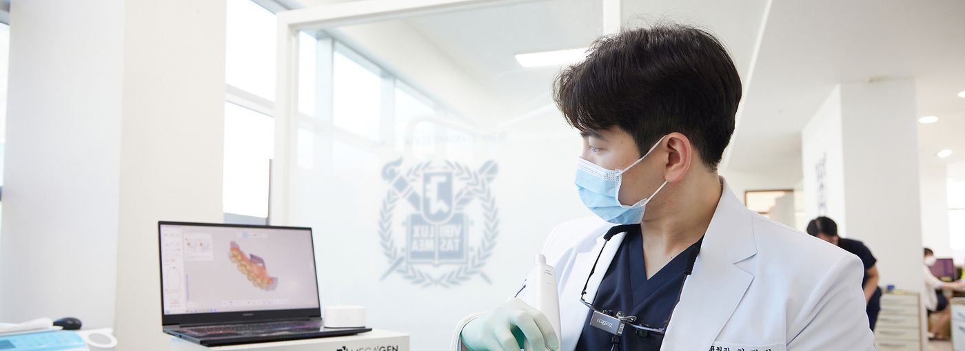 서울정석치과 원장이 CT 영상으로 잔존골을 확인하는 모습