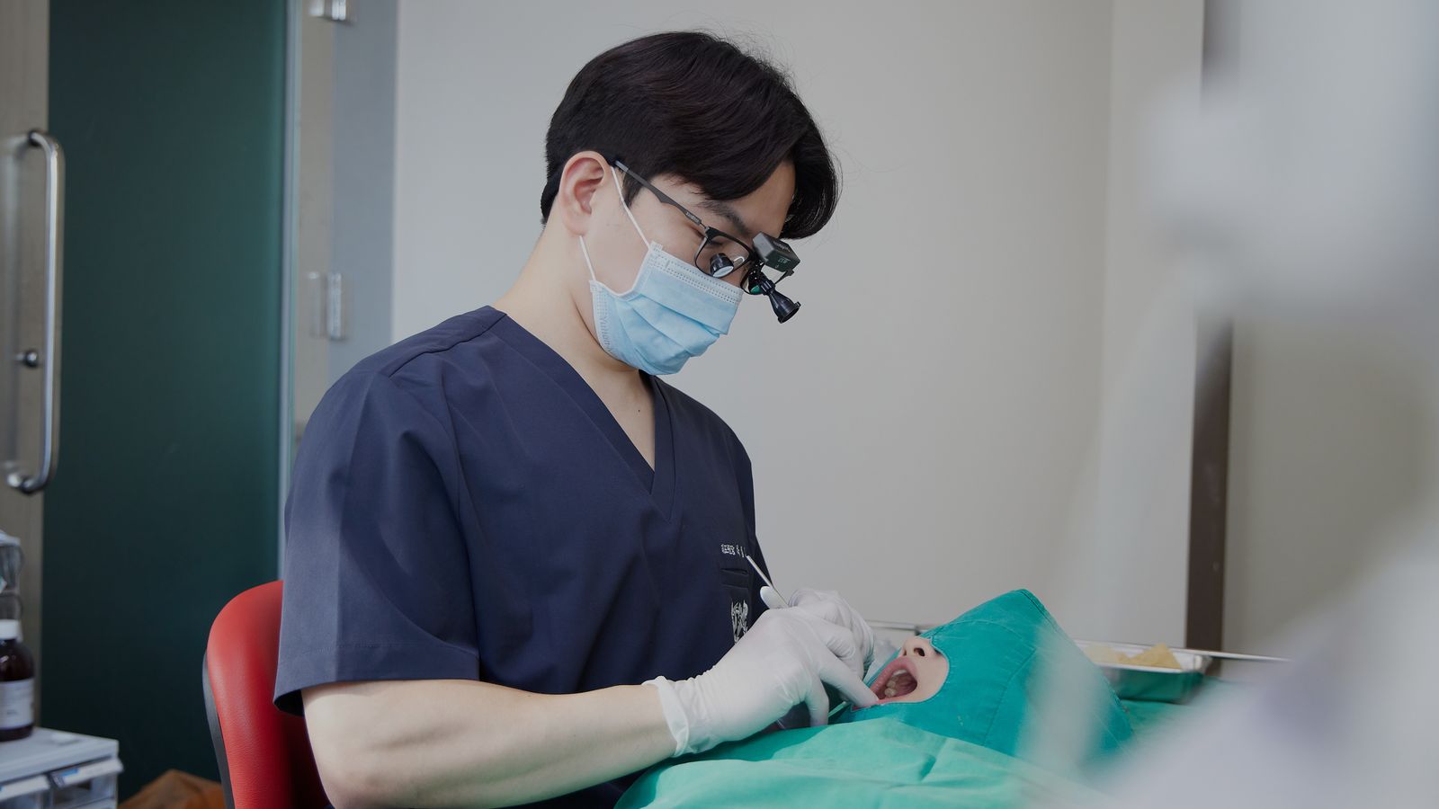 서울정석치과 임플란트 수술 장면, 대전 유성구